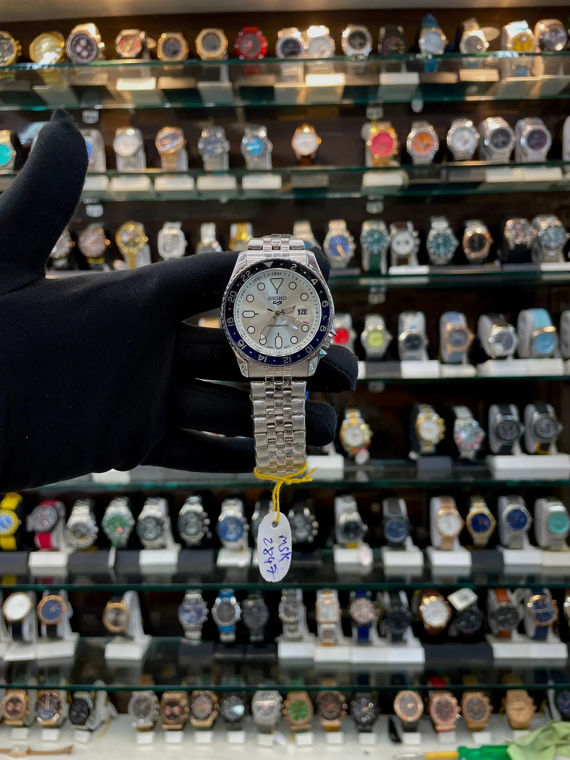 Seiko gmt now in under budget for mens silver in white dial