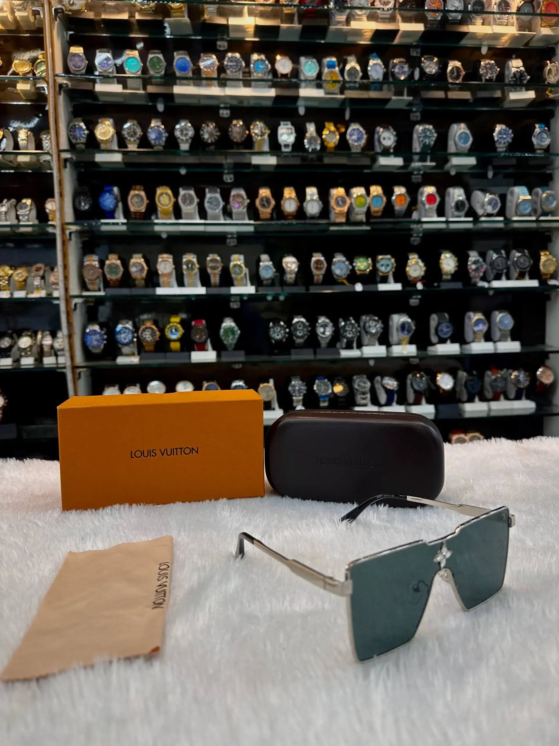 Louis vuitton (lv) in master piece for girls big frame in dark polarized shade