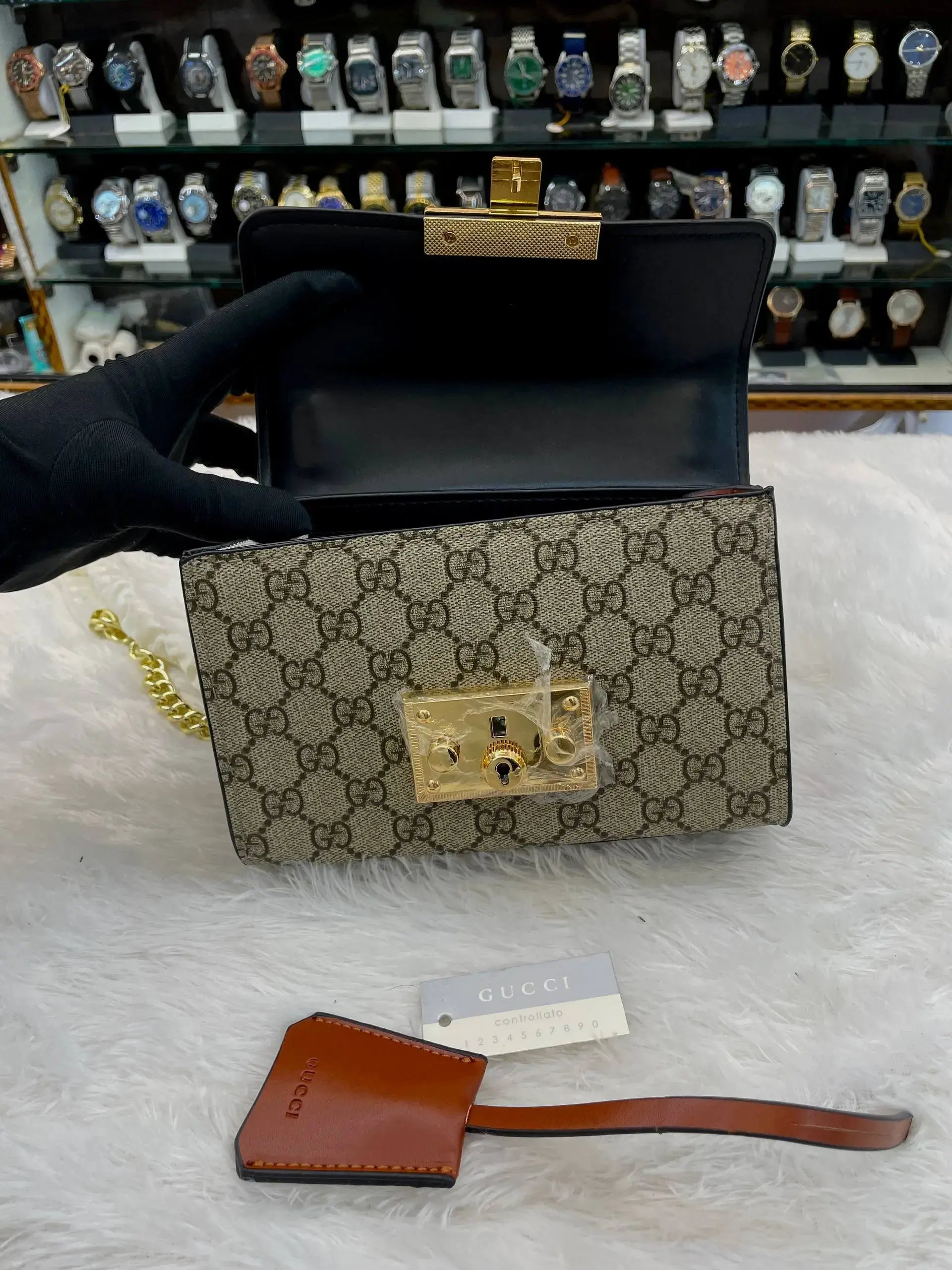 Gucci padlock gg supreme shoulder bag -beige for girls master piece