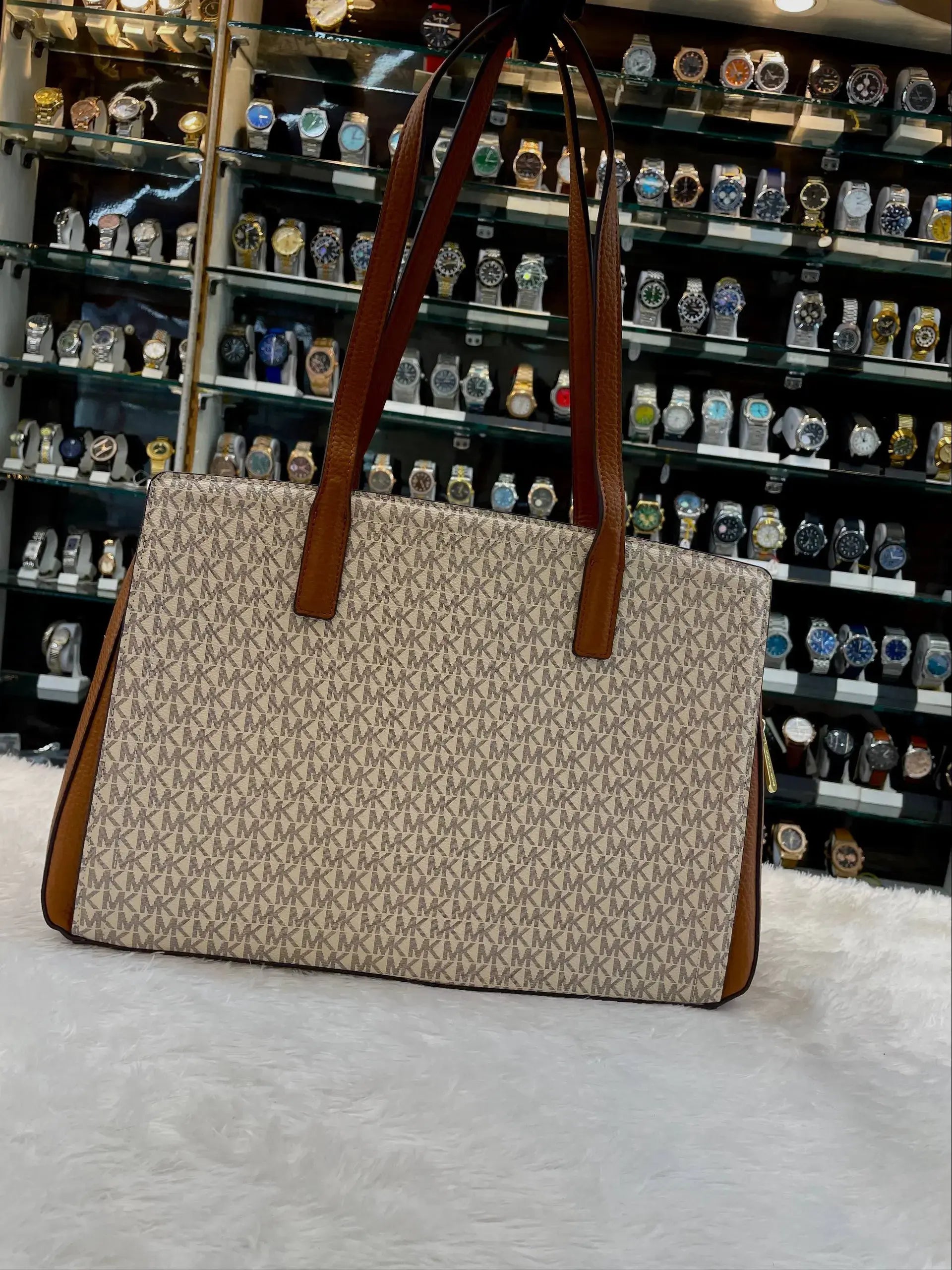 Michael Kors (mk) laila medium logo tote bag in master piece cream body