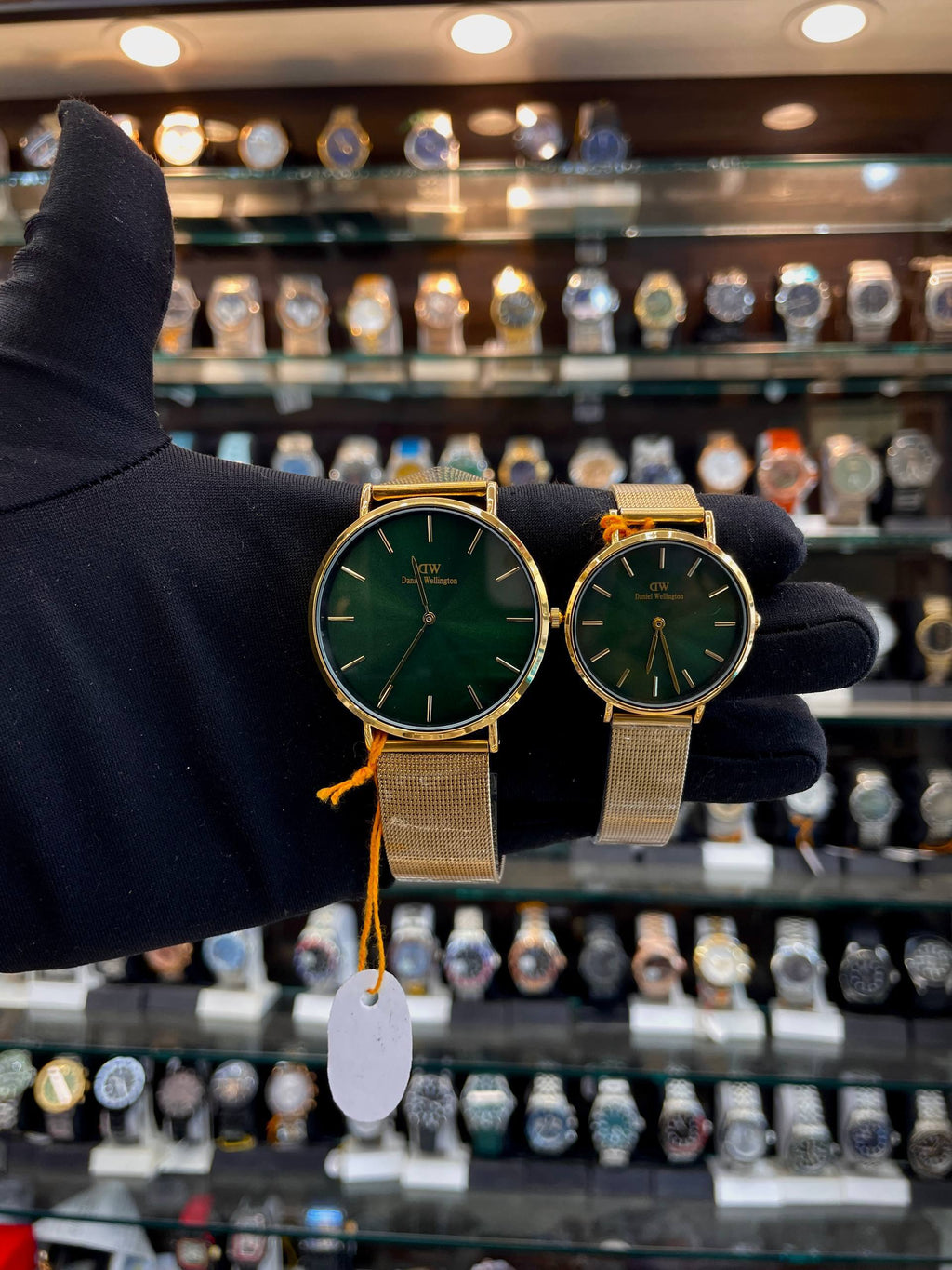 Daniel Wellington couple gold chain watch set front view