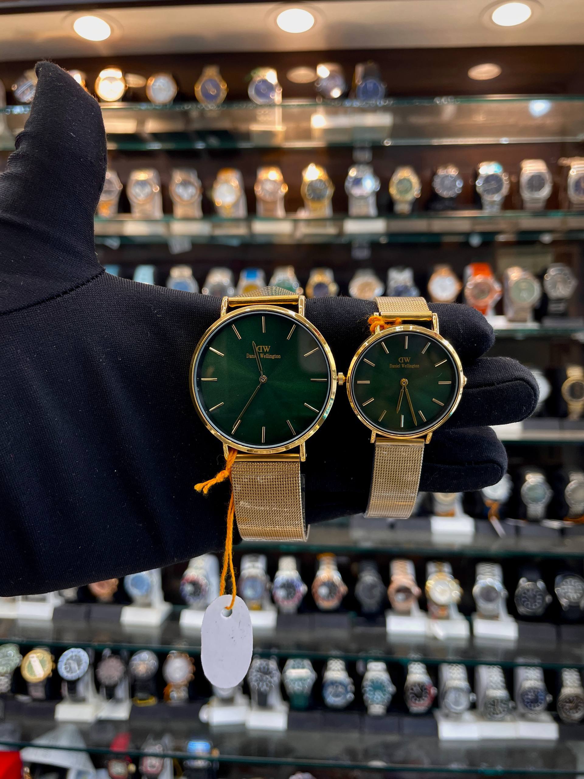 Daniel Wellington couple gold chain watch set front view