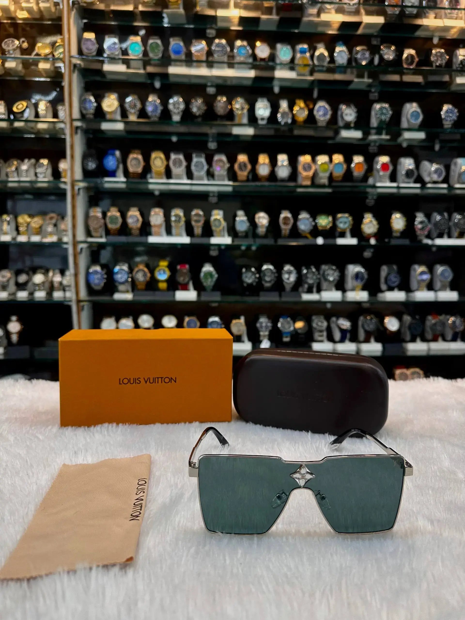 Louis vuitton (lv) in master piece for girls big frame in dark polarized shade