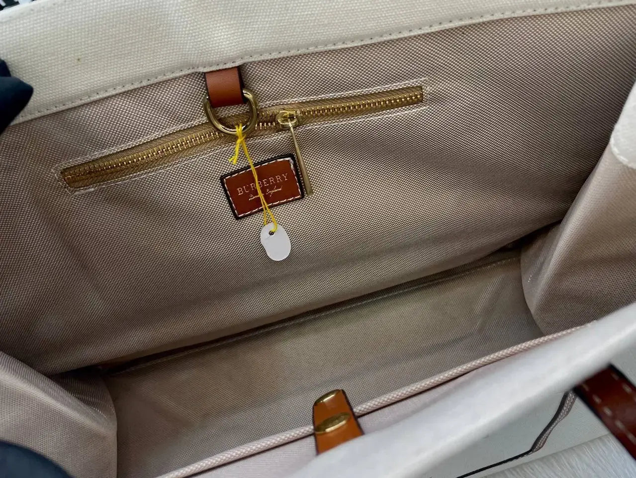 Burberry handbag for girls in heavy quality