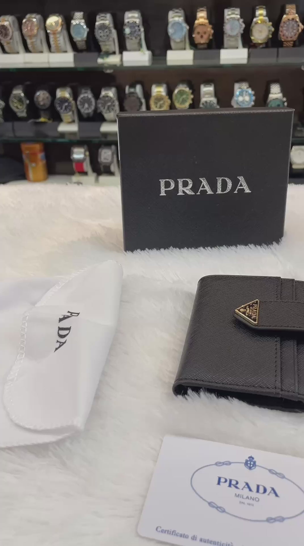 PRADA SAFFIANO LEATHER CARD HOLDER IN PREMIUM QUALITY 💯 FEATURES: INCLUDES 6 CARD SLOTS