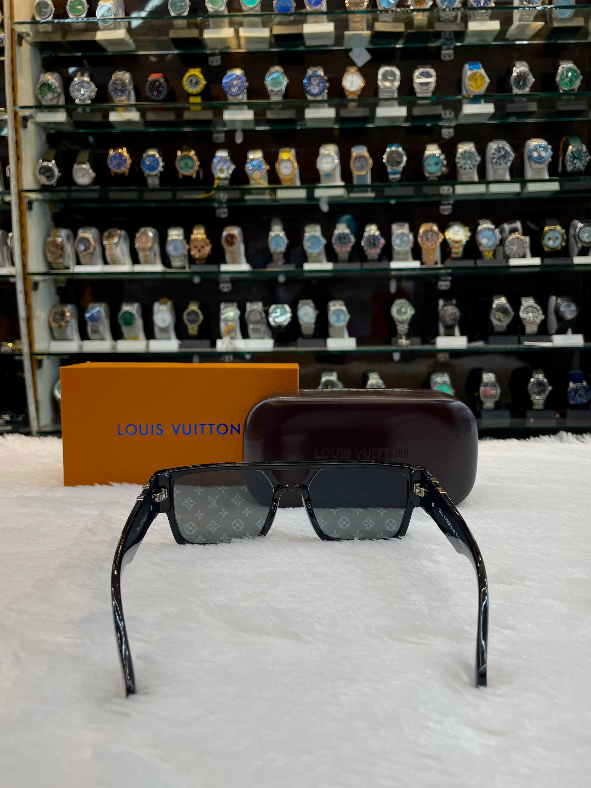 LOUIS VUITTON LV SUNGLASSES FEATURE A BLACK ACETATE FRAME