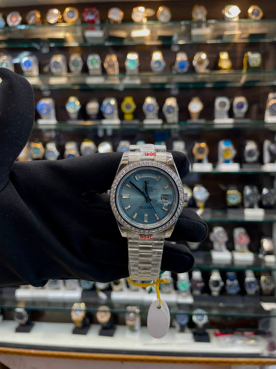 ROLEX DAY-DATE 40 MM, PLATINUM AND DIAMOND-SET BEZLE IN SEMI-ETA