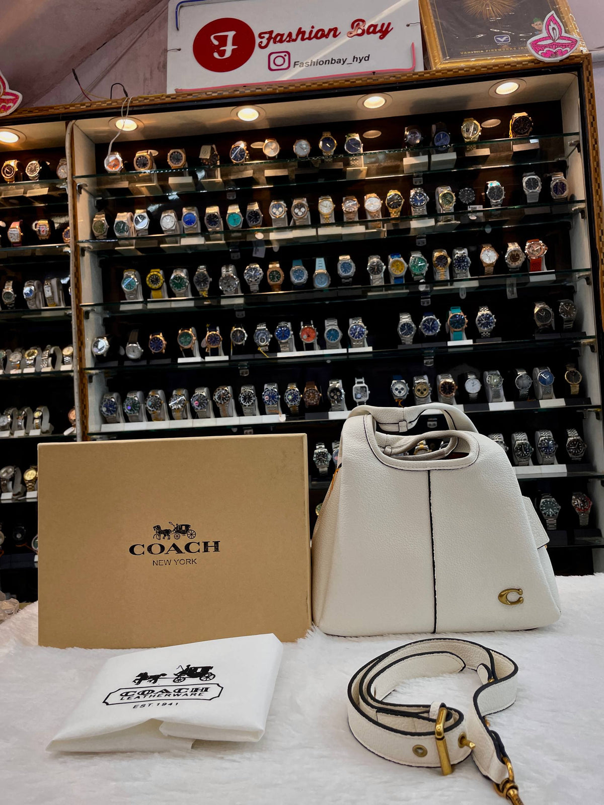 COACH LANA SHOULDER BAG 23 IN WHITE 🤍 LEATHER