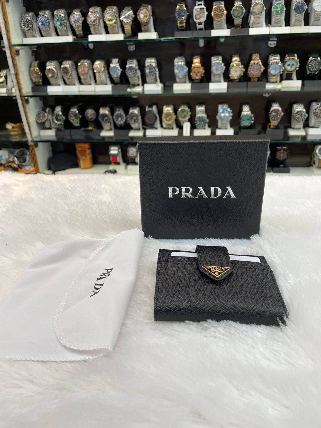 PRADA SAFFIANO LEATHER CARD HOLDER IN PREMIUM QUALITY 💯 FEATURES: INCLUDES 6 CARD SLOTS