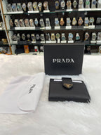 PRADA SAFFIANO LEATHER CARD HOLDER IN PREMIUM QUALITY 💯 FEATURES: INCLUDES 6 CARD SLOTS