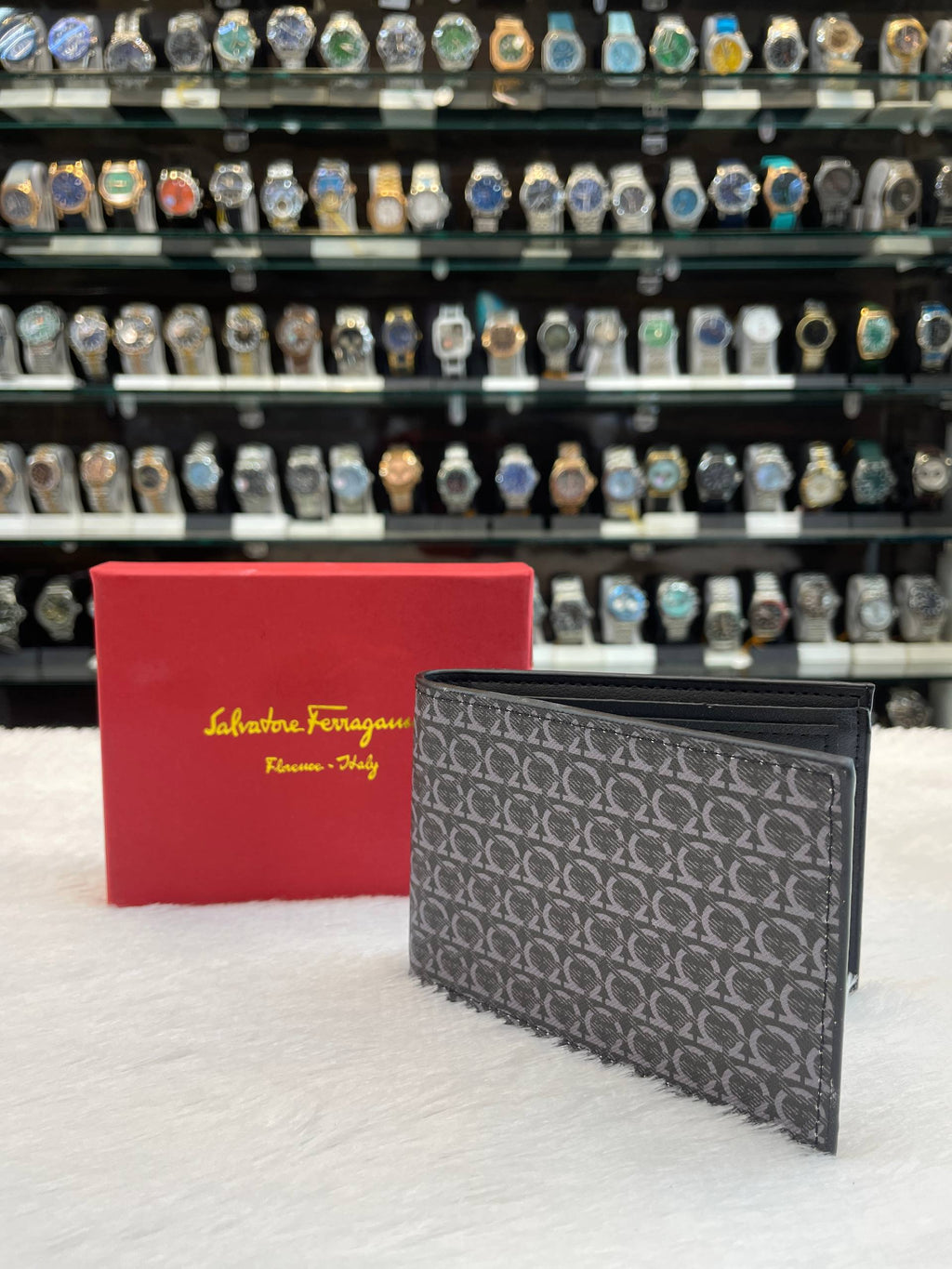 SALVATORE FERRAGAMO MEN'S PRINTED GANCIO BI-FOLD WALLET IN HEAVY QUALITY 💯