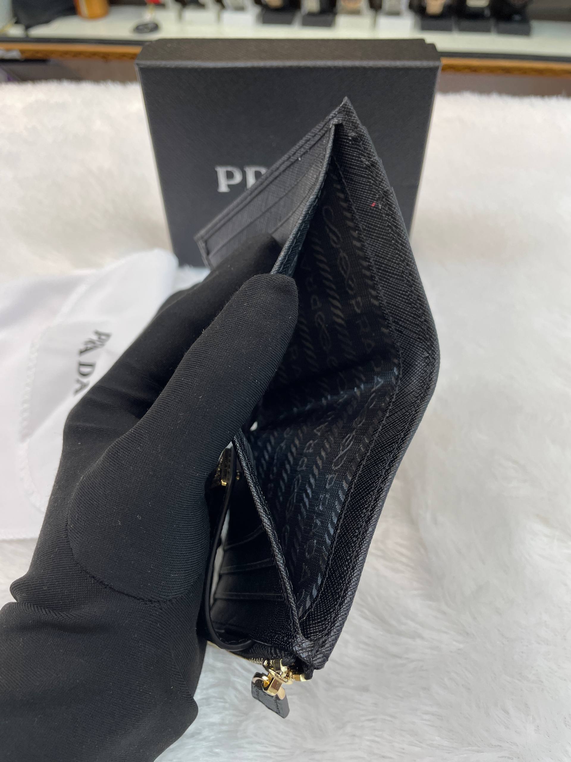 PRADA SAFFIANO LEATHER CARD HOLDER IN PREMIUM QUALITY 💯 FEATURES: INCLUDES 6 CARD SLOTS