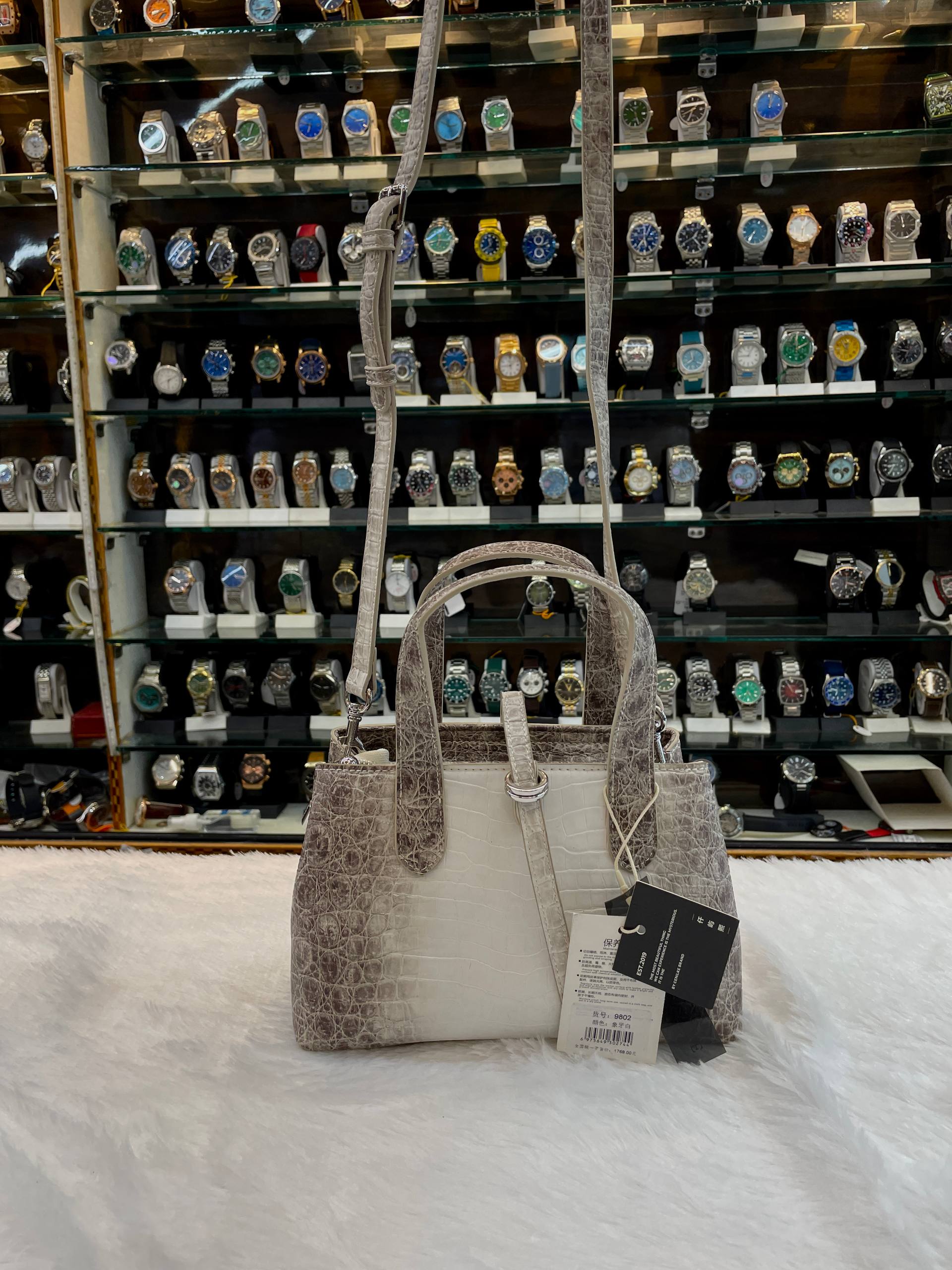 DIOR TOUJOURS HANDBAG 👜 IN WHITE 🤍 AND GREY 🩶 CROCODILE LEATHER.