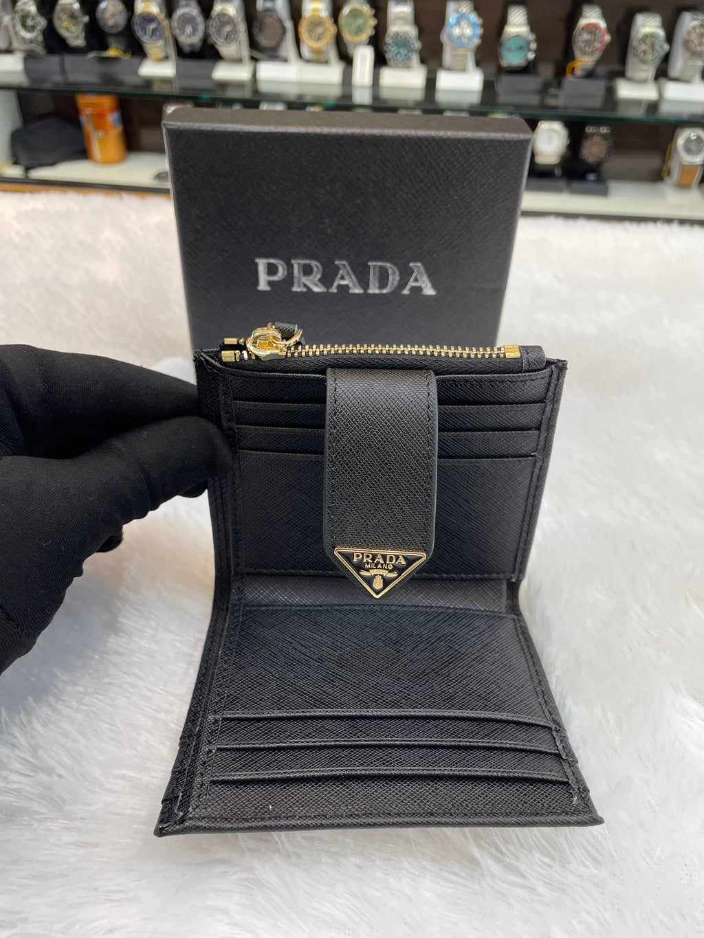 PRADA SAFFIANO LEATHER CARD HOLDER IN PREMIUM QUALITY 💯 FEATURES: INCLUDES 6 CARD SLOTS