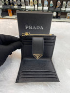 PRADA SAFFIANO LEATHER CARD HOLDER IN PREMIUM QUALITY 💯 FEATURES: INCLUDES 6 CARD SLOTS