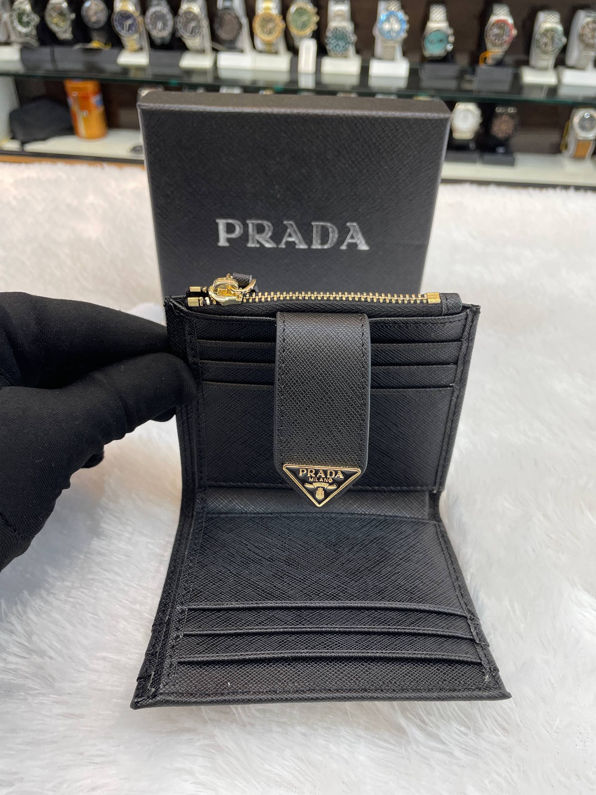 PRADA SAFFIANO LEATHER CARD HOLDER IN PREMIUM QUALITY 💯 FEATURES: INCLUDES 6 CARD SLOTS