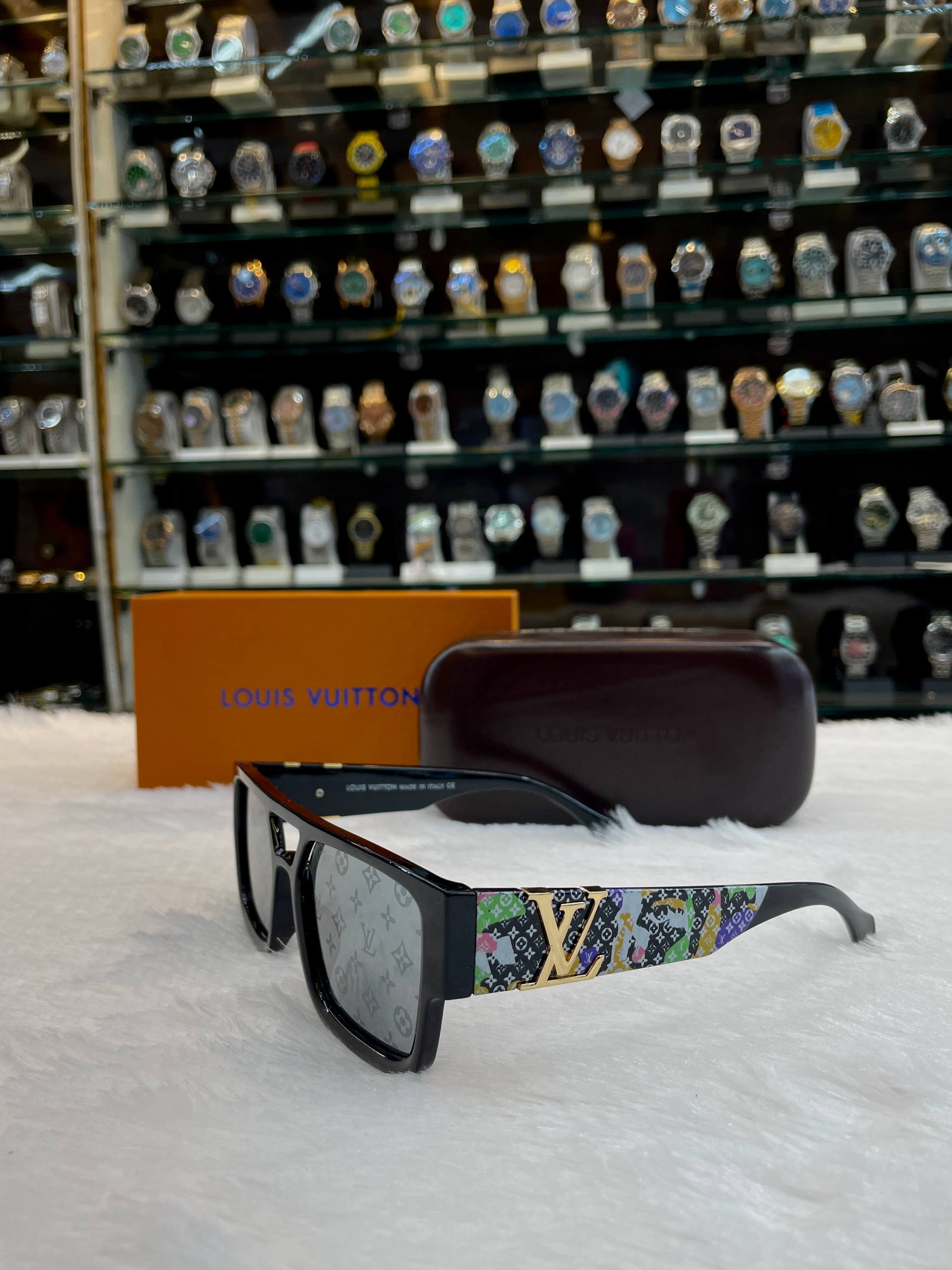 LOUIS VUITTON LV SUNGLASSES FEATURE A BLACK ACETATE FRAME