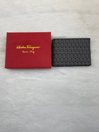 SALVATORE FERRAGAMO MEN'S PRINTED GANCIO BI-FOLD WALLET IN HEAVY QUALITY 💯