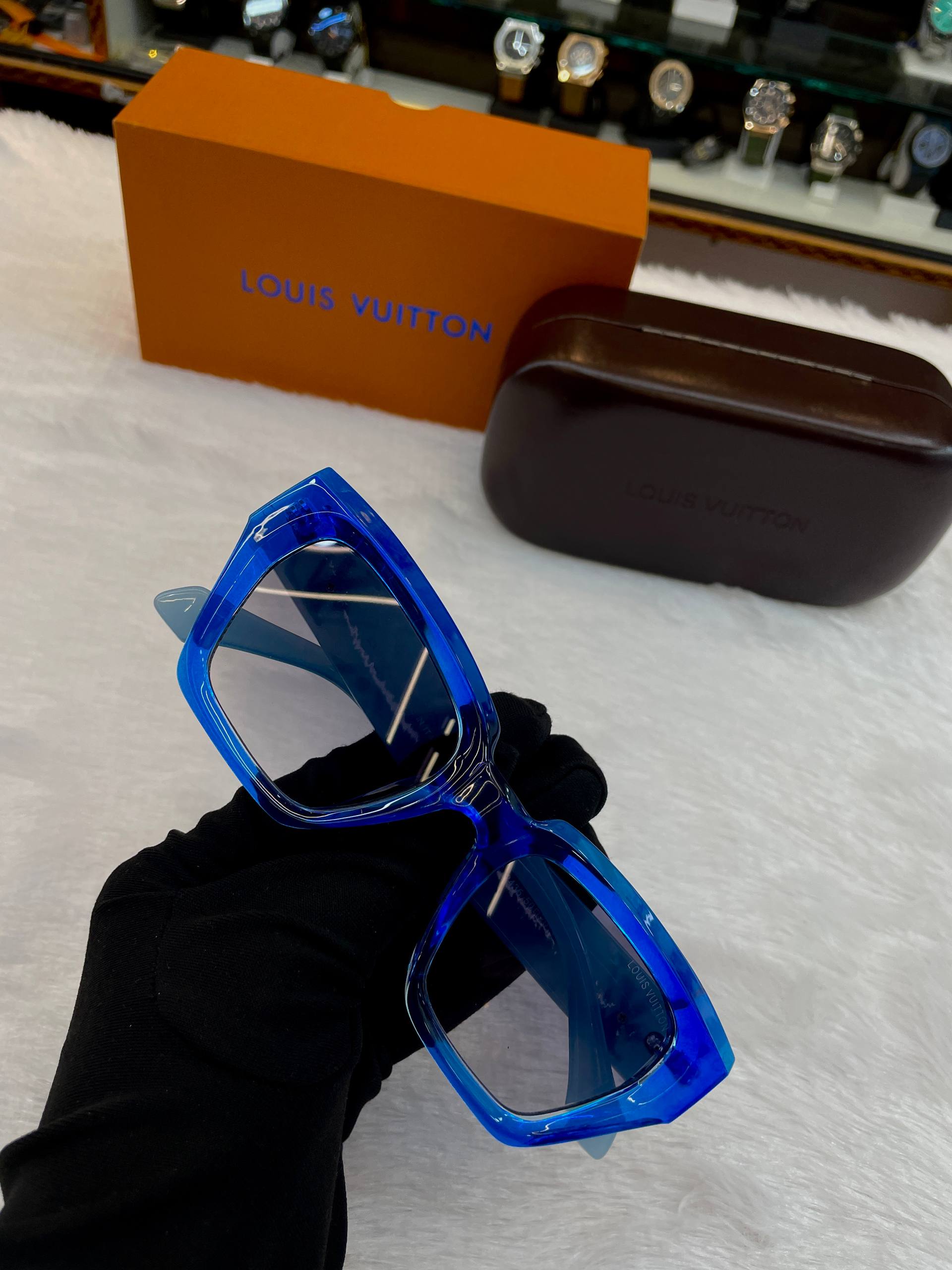 LOUIS VUITTON (LV) CLASH SQUARE SUNGLASSES 😎 IN BLUE 💙 UNISEX FRAME