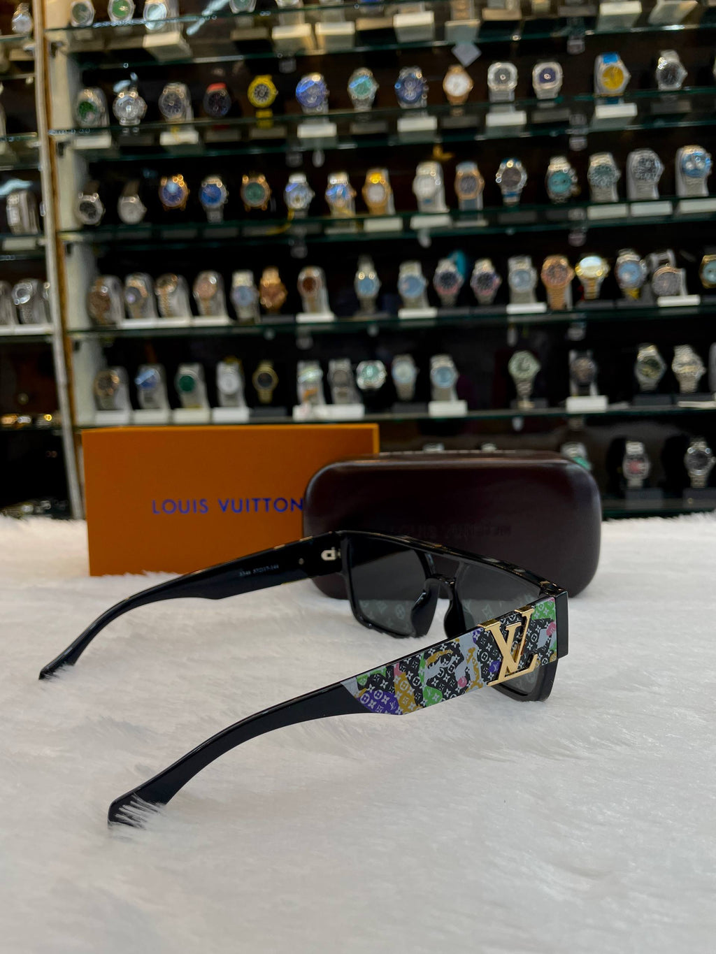 LOUIS VUITTON LV SUNGLASSES FEATURE A BLACK ACETATE FRAME