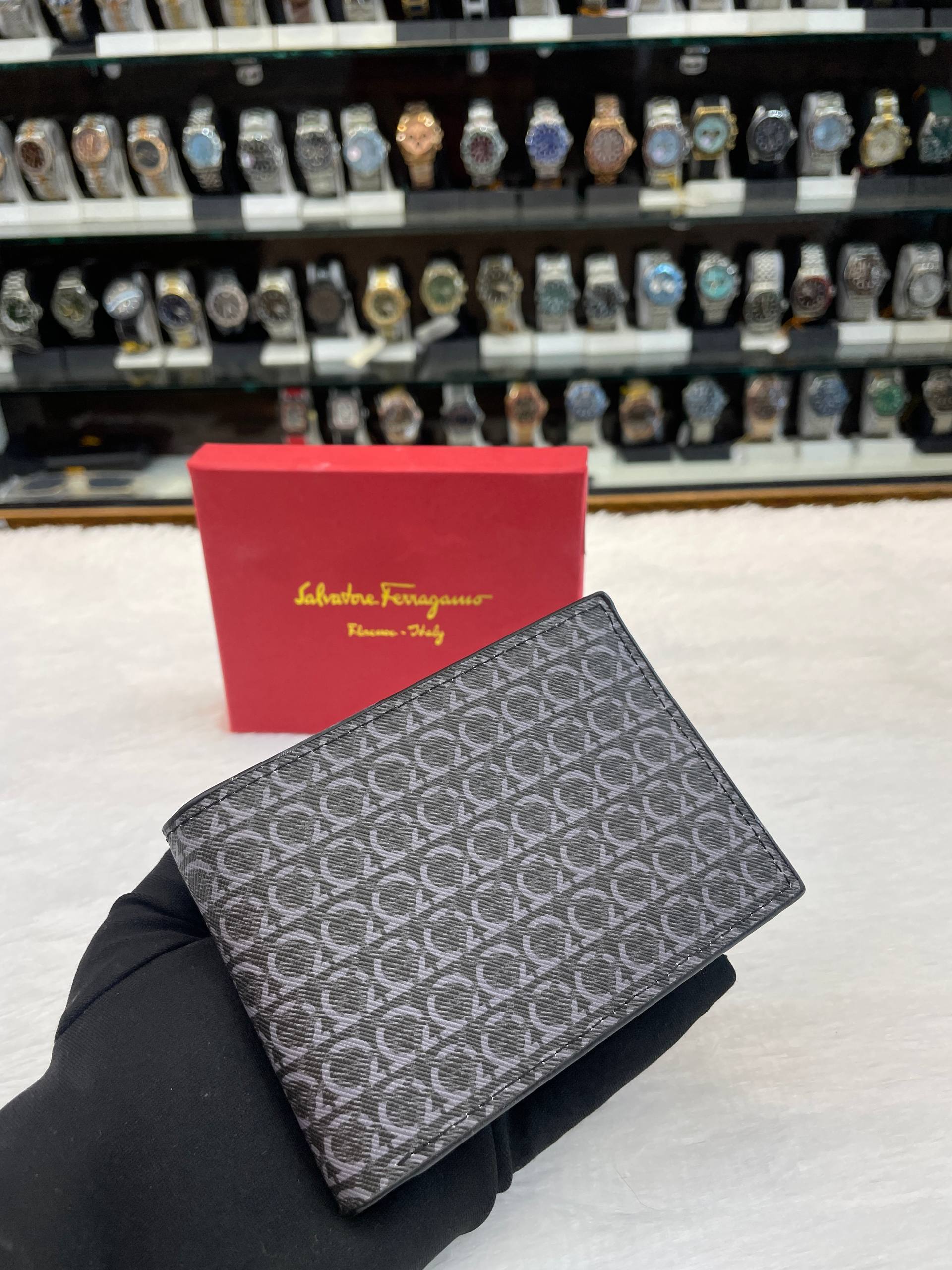 SALVATORE FERRAGAMO MEN'S PRINTED GANCIO BI-FOLD WALLET IN HEAVY QUALITY 💯