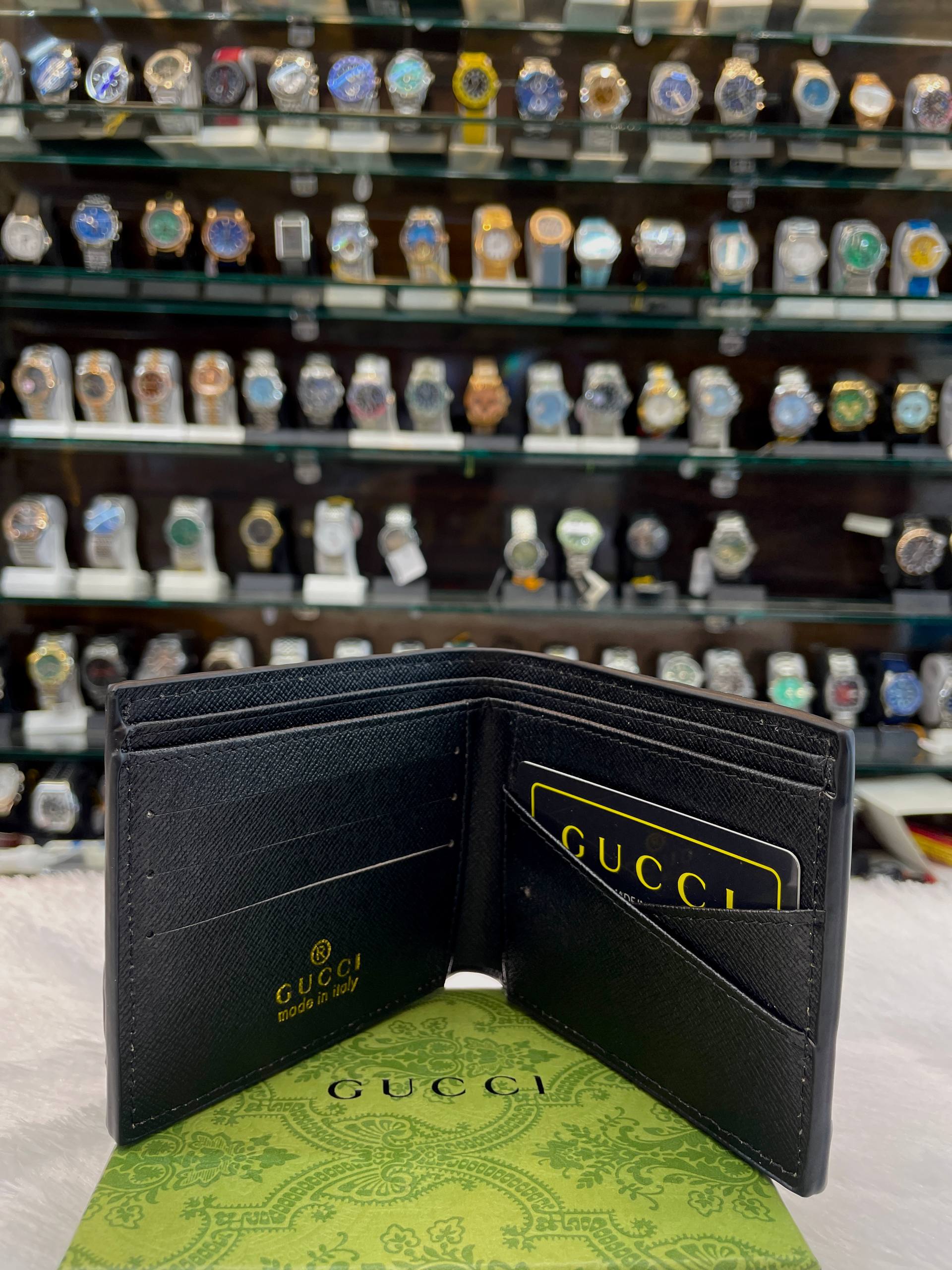 BLACK PEBBLED LEATHER GUCCI MEN'S BI-FOLD WALLET UNDER BUDGET
