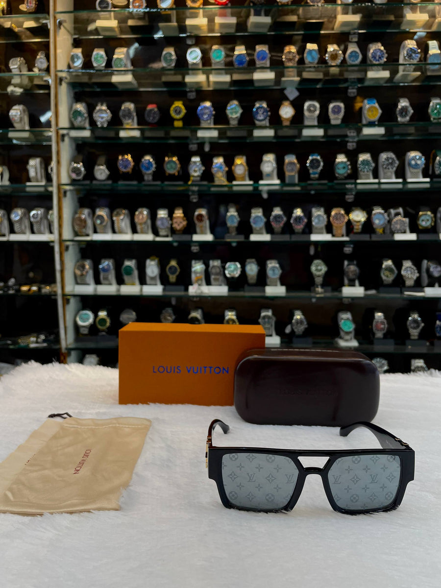 LOUIS VUITTON LV SUNGLASSES FEATURE A BLACK ACETATE FRAME