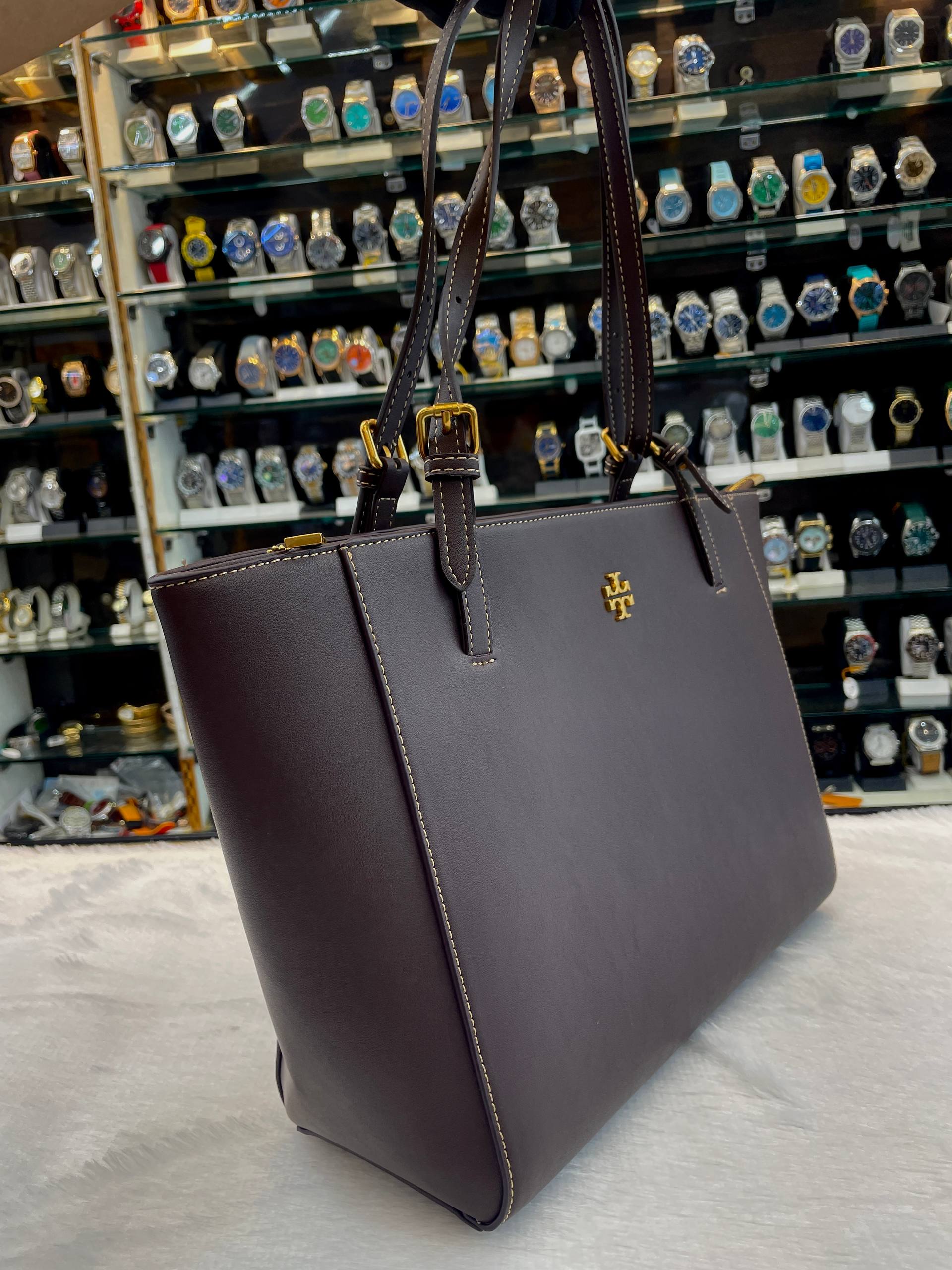 TORY BURCH BROWN 🤎 SAFFIANO LEATHER TOTE BAG IN MASTER PIECE 🤩