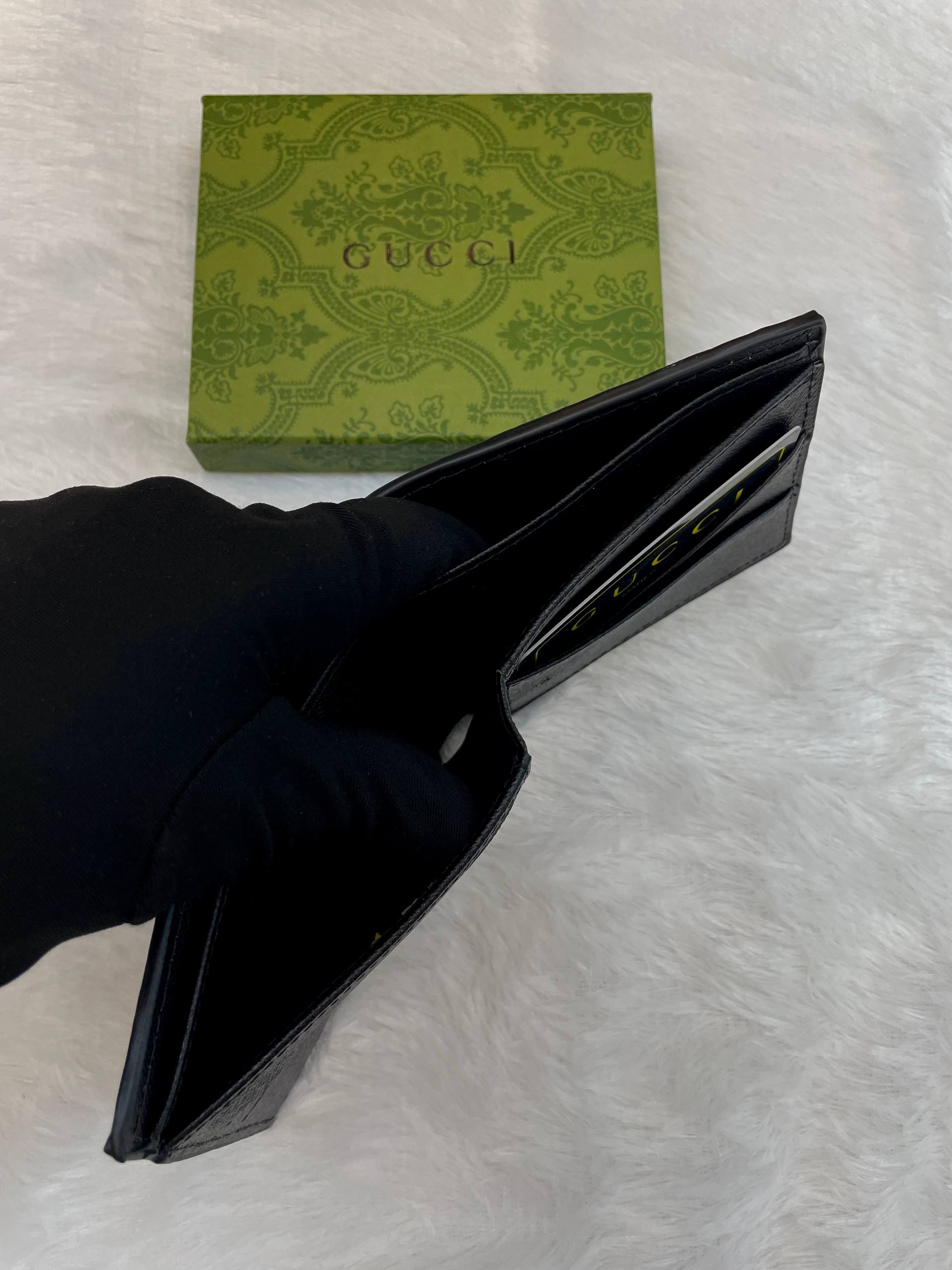 BLACK PEBBLED LEATHER GUCCI MEN'S BI-FOLD WALLET UNDER BUDGET