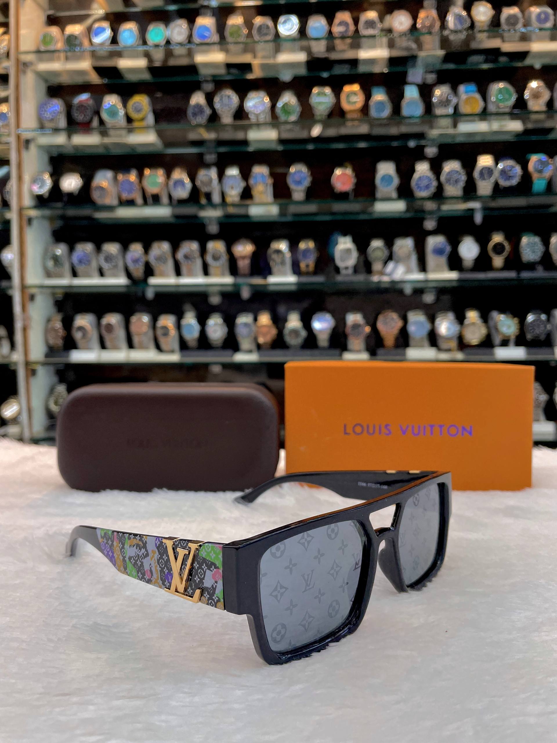 LOUIS VUITTON LV CLASH SQUARE SUNGLASSES COLORED FRAME🕶️