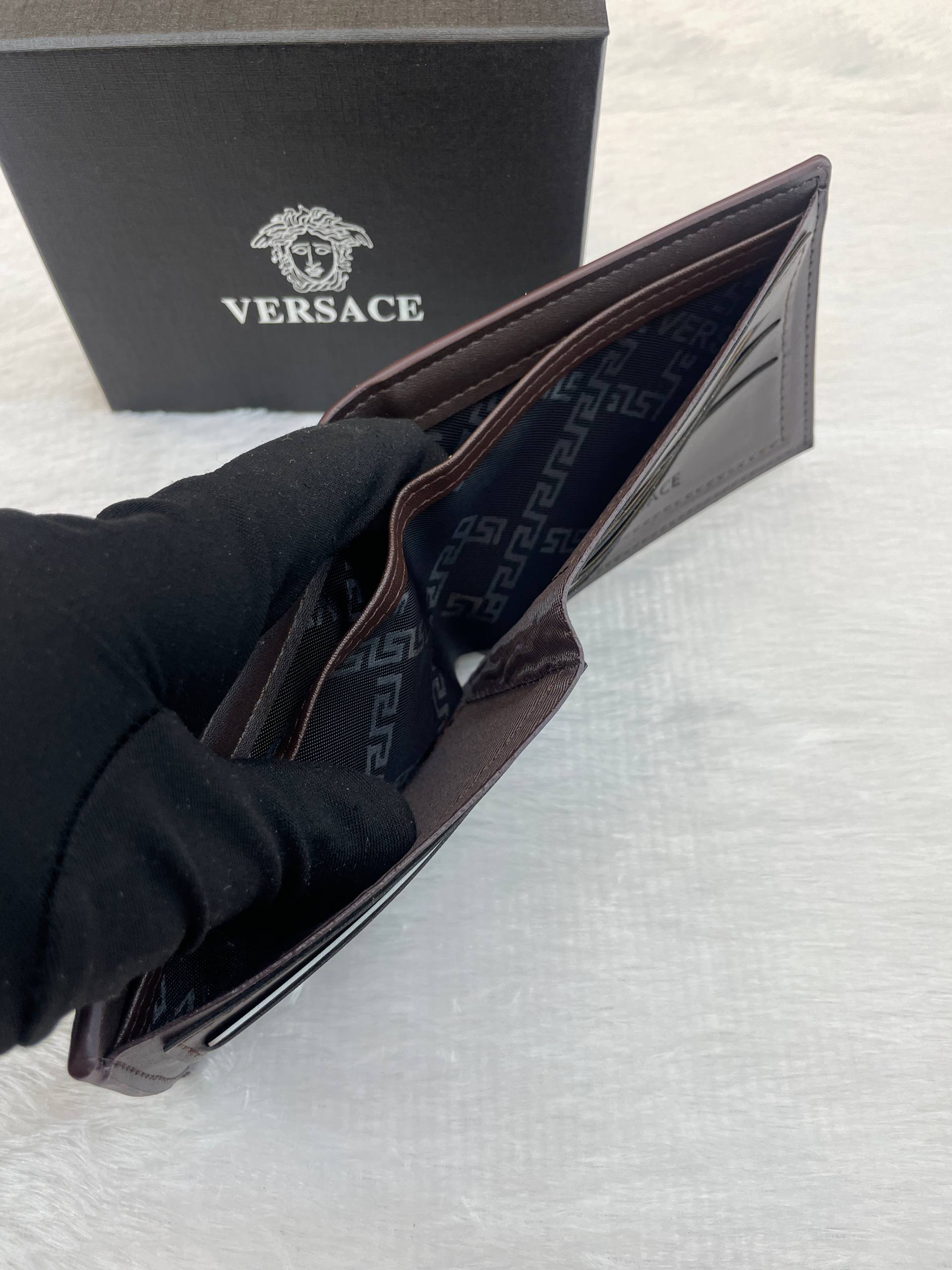 VERSACE BI-FOLD WALLET BROWN 🤎  CHECKERED TEXTURE MASTER PIECE 🤩 DARK BROWN 🤎 LEATHER BODY