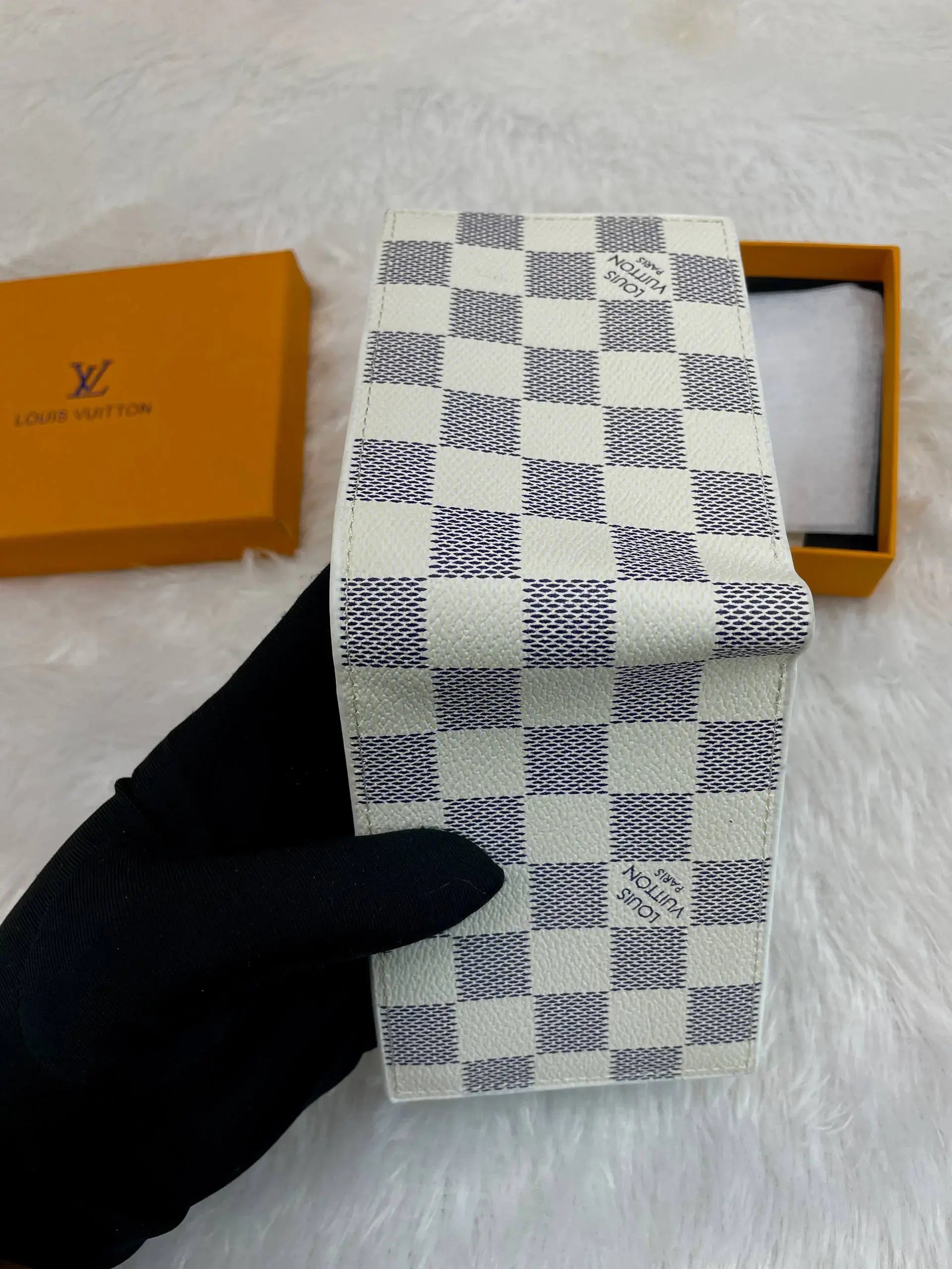 Louis vuitton (lv) premium wallet white body print